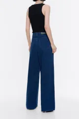 Pantalón vaquero de corte wide leg, tiro alto, color azul índigo, con cierre frontal con botón denim y cinco bolsillos.