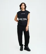 Pantalón jogger de algodón con felpa, color beige, con cintura elástica, cordón ajustable, bolsillos laterales y puños elásticos en los tobillos.