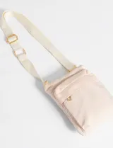 Bandolera negra de poliéster con correa ajustable.