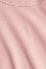 Remera entallada de manga larga confeccionada en punto de algodón, con cuello redondo.