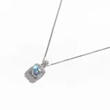 Collar plateado de cadena fina con dije cuadrado con cristales pequeños y un cristal redondo grande en el centro.