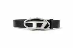 Cinto de cuero negro con hebilla metálica plateada en forma de logo ovalado de la marca Diesel.