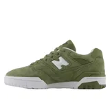 Championes urbanos New Balance modelo 550, color verde oliva con detalles en blanco. Presentan una silueta de corte bajo, confeccionados en cuero sintético con textura de gamuza, logo lateral característico y suela de caucho.