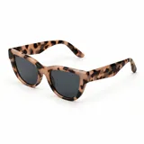 Lentes de sol con armazón de carey en tonos marrones y negros, y cristales degradados. Tienen un diseño moderno y versátil.