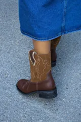 Botas tejanas de cuero vacuno color marrón con apliques de gamuza color camel y bordados en hilo blanco.