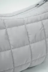 Cartera de hombro color verde claro, con diseño acolchado y asa acolchada.