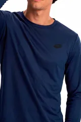 Remera deportiva Lotto de manga larga color azul marino, con cuello redondo y logo de la marca bordado en el pecho.