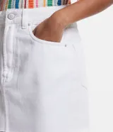 Minifalda blanca de sarga con bolsillos y bajo deshilachado.