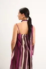 Vestido largo con diseño estampado a rayas verticales en tonos fucsia, marrón y beige, tirantes finos regulables y un lazo largo integrado para el cuello.