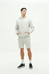 Short de felpa color beige con textura, bolsillos laterales y uno trasero. Cuenta con cintura regulable y logo bordado.