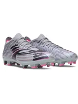 Championes de fútbol Under Armour Shadow Pro 4 FG, diseño en tonos grises, celestes y negros con detalles en rosado. Empeine textil ligero con cuello y lengüeta de punto, plantilla de EVA y suela con tacos diseñados para césped natural.