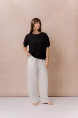 Pantalón gris melange de corte amplio y pierna recta, con cintura elástica y cordón ajustable. Cuenta con bolsillos laterales.
