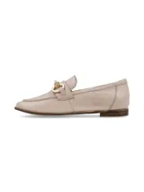 Mocasín de cuero color crema con herraje metálico dorado en el empeine y suela plana de goma.