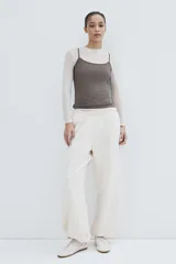 Musculosa marrón de microfibra, con escote redondo y tirantes finos ajustables.