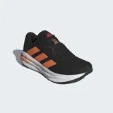 Championes de running Adidas Galaxy 7, color negro con las icónicas tres tiras laterales en color naranja. Presentan una mediasuela blanca con tecnología Cloudfoam para mayor amortiguación y suela de TPU resistente.