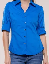Camisa roja de poplín de algodón, de silueta semi entallada con cuello camisero y escote en V. Cuenta con cierre frontal de botones metálicos, bolsillos plaqué en el pecho y mangas 3/4 arremangables con presilla y argolla metálica.