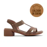 Sandalias de cuero marrón con taco bloque bajo, tiras anchas y elásticas en el empeine y pulsera al tobillo con hebilla dorada.