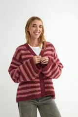 Saco de punto con diseño de rayas horizontales en tonos bordó y rosado, con escote en V, cierre frontal de botones y mangas largas holgadas.