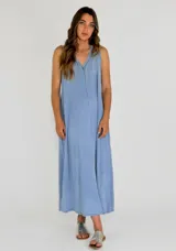 Vestido largo celeste de corte recto y sin mangas, con escote en V y costura vertical central.