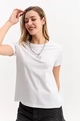 Remera básica de manga corta y cuello redondo, con calce regular, color blanco y líneas simples.