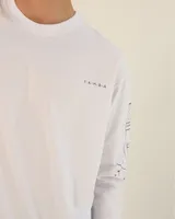 Remera blanca de manga larga con cuello redondo y estampado con dibujos en azul.