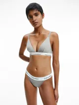 Bralette triangular Calvin Klein de la línea Modern Cotton, confeccionado en mezcla de algodón, modal y elastano. Presenta un diseño sin copas ni relleno, con tirantes finos ajustables y banda elástica inferior con el logo de la marca.