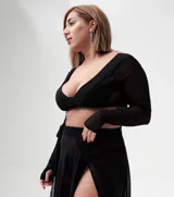 Top de microtul con estampado animal print, mangas largas y escote profundo.