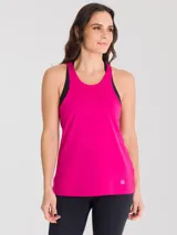 Musculosa deportiva fucsia con espalda racerback y tirantes elásticos con logo.