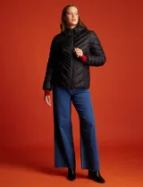 Campera de abrigo verde esmeralda, marca Michael Kors. Diseño acolchado con cierre metálico central, capucha no desmontable con cordón de ajuste y bolsillos verticales delanteros. Incluye bolsa autoportante.