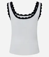 Blusa musculosa de viscosa color blanco, con escote redondo y detalles de ondas en contraste negro en el cuello y los breteles.