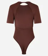 Body de microfibra color marrón, con cuello redondo, mangas cortas y un pronunciado escote en la espalda con detalle de torcido en la parte superior.