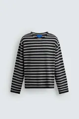 Camiseta de manga larga con ajuste relajado, confeccionada en tejido ligero de algodón. Presenta un diseño de rayas horizontales en color negro y blanco con cuello redondo.