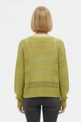 Sweater de poliamida color blanco, de corte holgado, con cuello redondo y diseño calado a rayas horizontales.