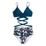 Bikini de dos piezas con corpiño negro tipo crop top con diseño cruzado y bombacha de tiro alto con estampado animal print de leopardo.