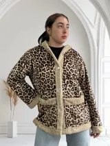 Campera con capucha de pana con estampado animal print de leopardo, forrada con piel sintética color beige.