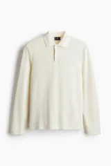 Remera polo color crema de manga larga en tejido de punto acanalado.