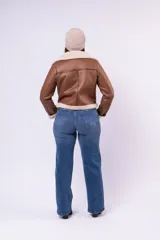 Campera tipo gamulán de cuerina color beige con interior y detalles en corderito blanco. Presenta corte biker, cierre frontal diagonal, bolsillos laterales con cierre y puños con vuelta de corderito.
