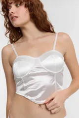 Bustier blanco de breteles finos, con copas preformadas y detalle de tul en el escote.