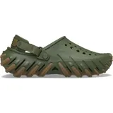 Zuecos Crocs Echo Clog Echo Gum color verde militar con suela de goma marrón. Presentan un diseño audaz y deportivo, con orificios de ventilación en la parte superior y una correa trasera ajustable.