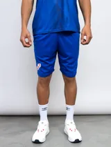 Short de entrenamiento azul con el escudo del Club Nacional de Football en la pierna izquierda y el logo de Umbro en la pierna derecha. Tiene un lateral estampado.