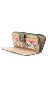 Billetera larga de diseño rectangular con cierre perimetral y solapa frontal con broche a presión. Cuenta con múltiples compartimentos internos para tarjetas, billetes y un monedero con cierre.