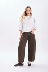 Pantalón de jean marrón con estampado animal print, corte wide leg y estilo balloon.