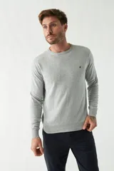 Sweater de punto para hombre con escote redondo, mangas largas y logo bordado en el pecho. Presenta un diseño clásico de calce regular.