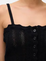 Top negro sin mangas, con tirantes finos y escote cuadrado con borde festoneado. Presenta una hilera de botones frontales y tejido de punto con patrón en zigzag.