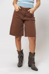 Bermuda de jean color chocolate.