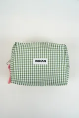 Neceser de tela con estampado de cuadros vichy en color verde y blanco. Cuenta con una etiqueta frontal con el logo de la marca y un tirador de cierre en color rosado.