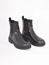 Bota tipo Chelsea de caña media, confeccionada en cuero sintético negro con paneles elásticos laterales y suela track dentada.