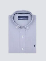 Camisa de hombre de corte clásico con diseño de rayas verticales, cuello con botones y logo bordado en el pecho. Confeccionada en algodón.