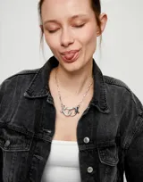 Collar plateado con cadena de eslabones rectangulares y cierre de mosquetón entrelazado grande.