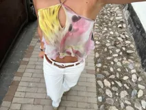 Top halter con estampado de mariposa en tonos rosa, amarillo y blanco.